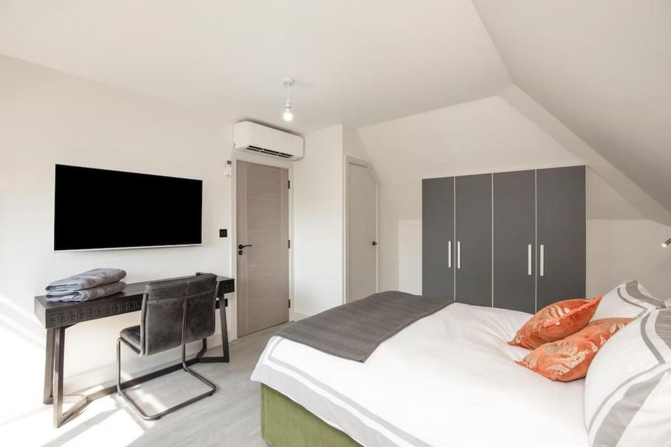 Communal lounge/ TV room, Bed, TV and multimedia, Living room, Photo of the whole room, Seating area, Evening entertainment, Bedroom, hair dresser, air conditioner