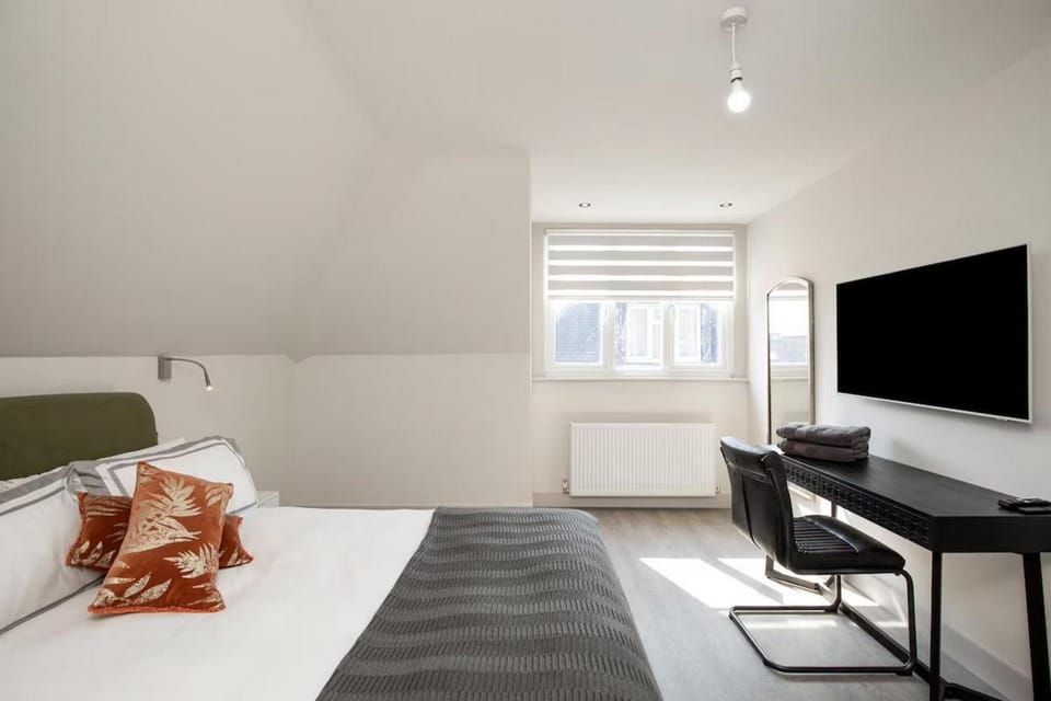 Communal lounge/ TV room, Bed, TV and multimedia, Living room, Photo of the whole room, Seating area, Evening entertainment, Bedroom, hair dresser