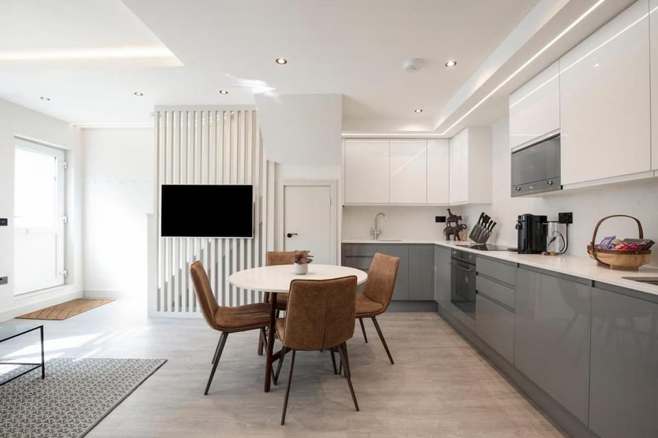 TV and multimedia, Coffee/tea facilities, Kitchen or kitchenette, Living room, Seating area, Dining area, minibar, oven, pet friendly, stove, toaster
