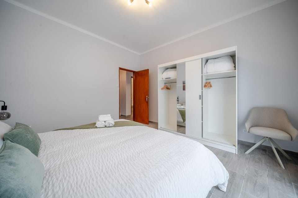 Bed, Photo of the whole room, Bedroom, towels, wardrobe