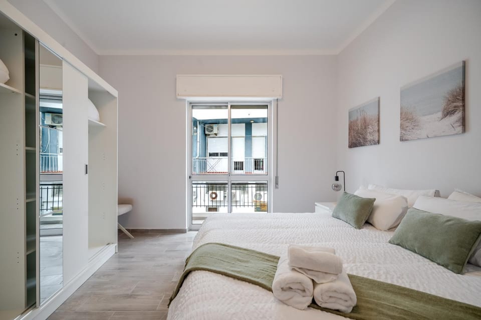 Bed, Living room, Photo of the whole room, Seating area, Bedroom, towels