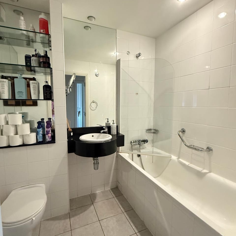 The Cozy Corner Two Rooms in Shared APT Perfect for 4 without kitchen Apartment in Cork City