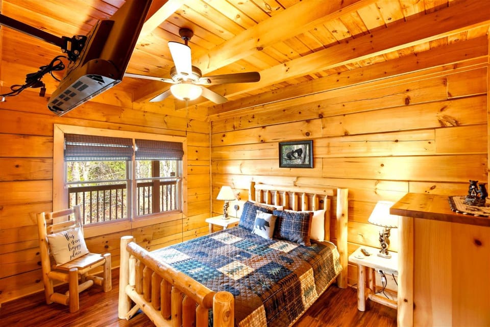 Douglas Lake Cabin Retreat Beautiful Views Hot Tub Cabin in Sevierville