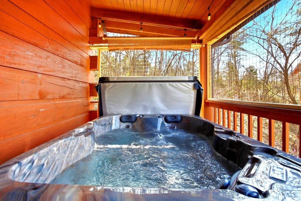 Douglas Lake Cabin Retreat Beautiful Views Hot Tub Cabin in Sevierville
