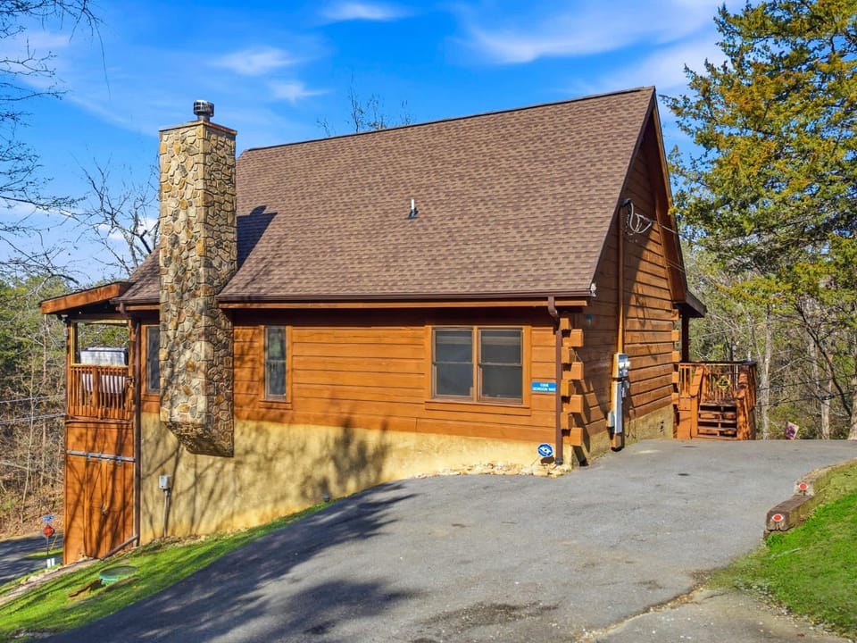 Douglas Lake Cabin Retreat Beautiful Views Hot Tub Cabin in Sevierville