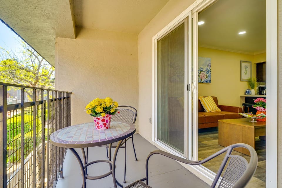 1 Block to Dtwn Pleasanton Condo with Pool Access Apartment in Pleasanton