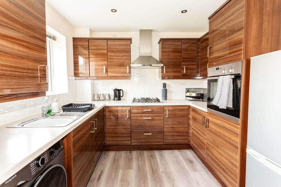Coffee/tea facilities, Kitchen or kitchenette, oven, stove