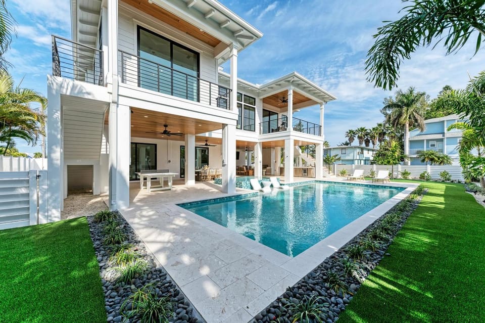 The Sweet Spot - Loaded with Games, Pool Side Lounge, Mini Golf House in Holmes Beach