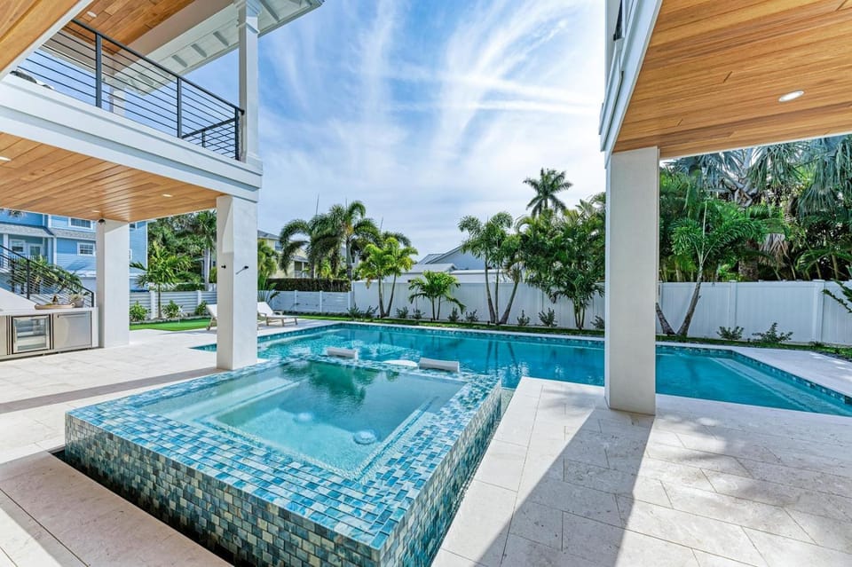 The Sweet Spot - Loaded with Games, Pool Side Lounge, Mini Golf House in Holmes Beach