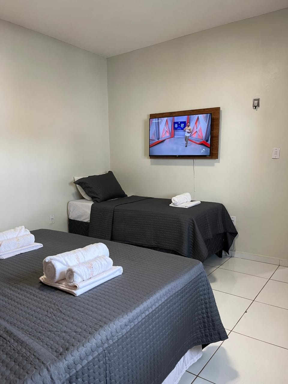 Bed, TV and multimedia, Photo of the whole room, Bedroom, towels