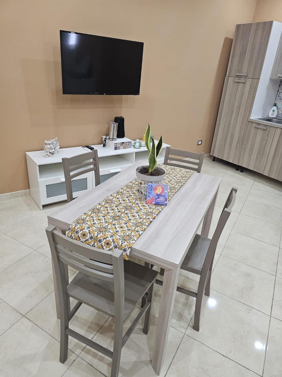 Living room, Photo of the whole room, Decorative detail, Seating area, Dining area