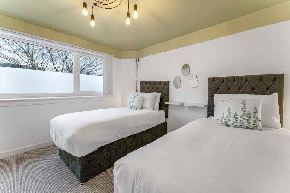 LAW 3 - is 3 Rooms, 5 Beds, Private Parking, Fully Equipped by SUNRISE LONG LETS and SERVICED ACCOMMODATION DUNDEE Apartment in Dundee