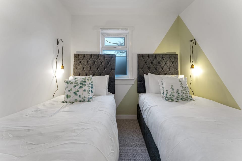 LAW 3 - is 3 Rooms, 5 Beds, Private Parking, Fully Equipped by SUNRISE LONG LETS and SERVICED ACCOMMODATION DUNDEE Apartment in Dundee