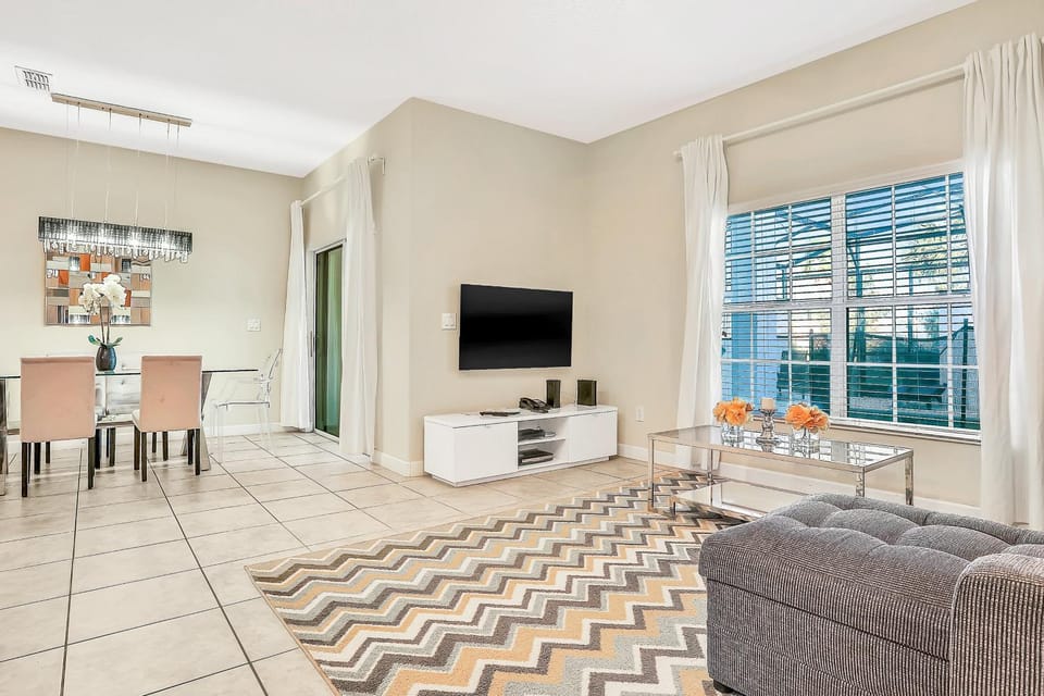 TV and multimedia, Living room, Seating area, Dining area