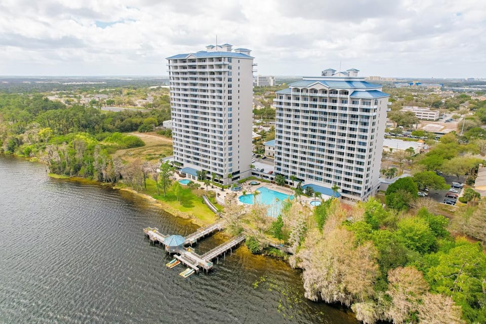 Property building, Nearby landmark, Day, Natural landscape, Activities, Bird's eye view, City view, Lake view, Pool view, Swimming pool