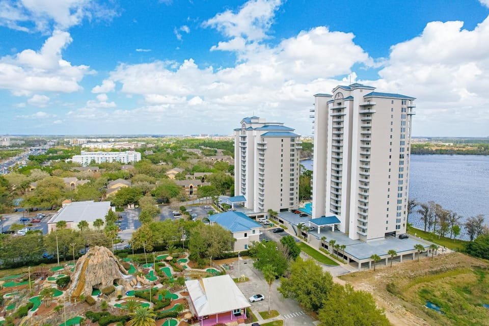 Property building, Day, Natural landscape, Bird's eye view, City view, Lake view, Pool view, Swimming pool