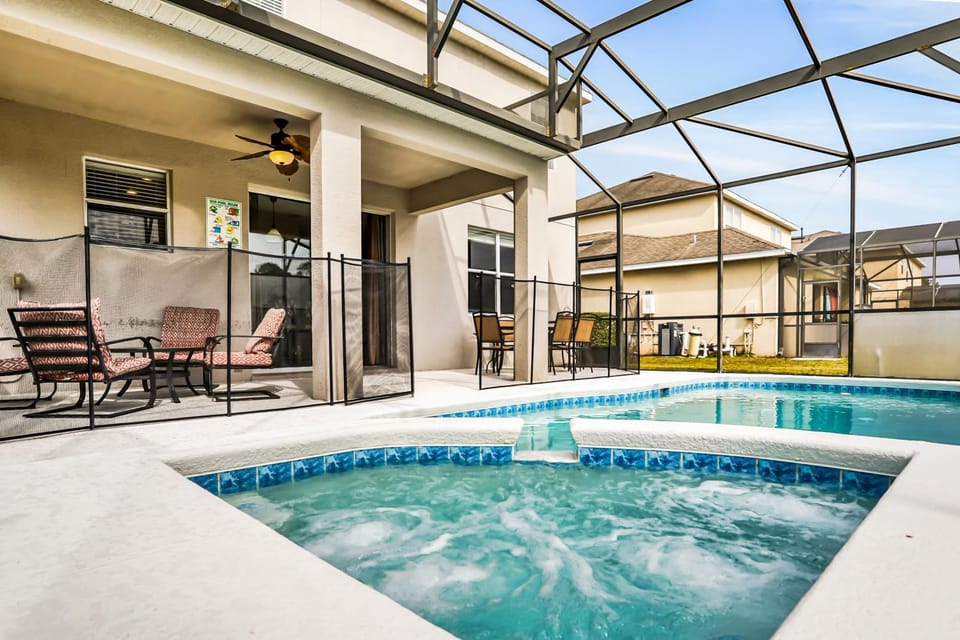 Property building, Day, Swimming pool