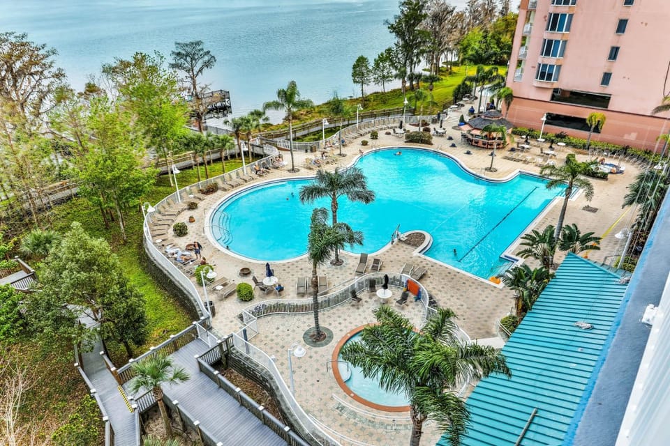 Property building, Day, Natural landscape, Bird's eye view, Pool view, Swimming pool, sunbed