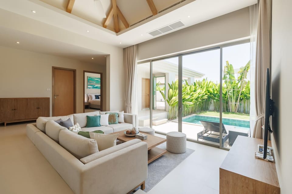 Communal lounge/ TV room, TV and multimedia, Living room, Seating area, Evening entertainment, Pool view