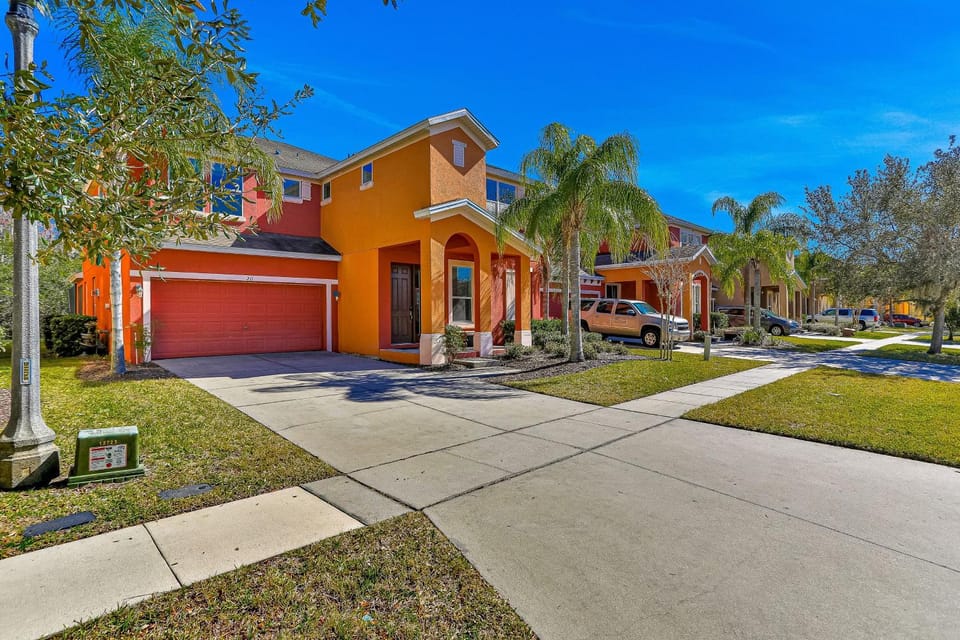 Property building, Day, Neighbourhood, Garden view, Parking