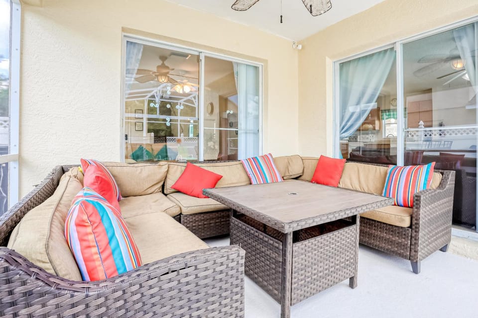 Day, Living room, Seating area