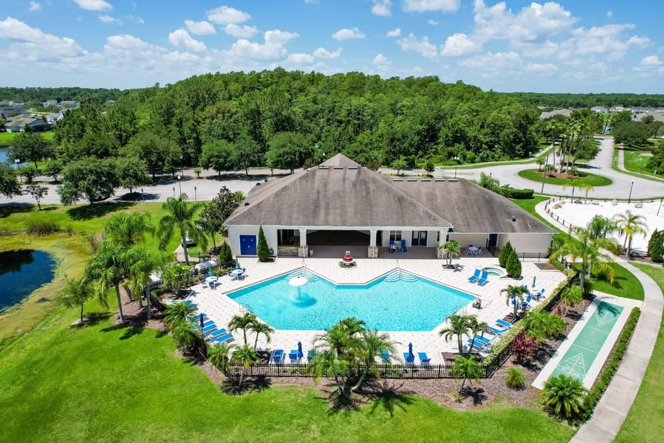 Property building, Spring, Day, Natural landscape, Bird's eye view, Garden, Garden view, Pool view, Swimming pool, Swimming pool, sunbed