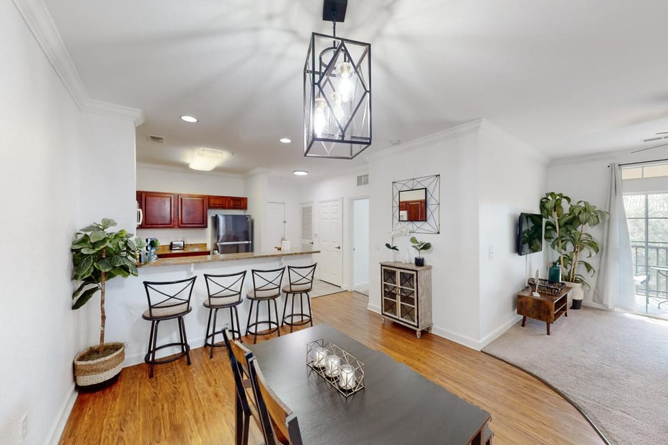 Kitchen or kitchenette, minibar, oven, stove