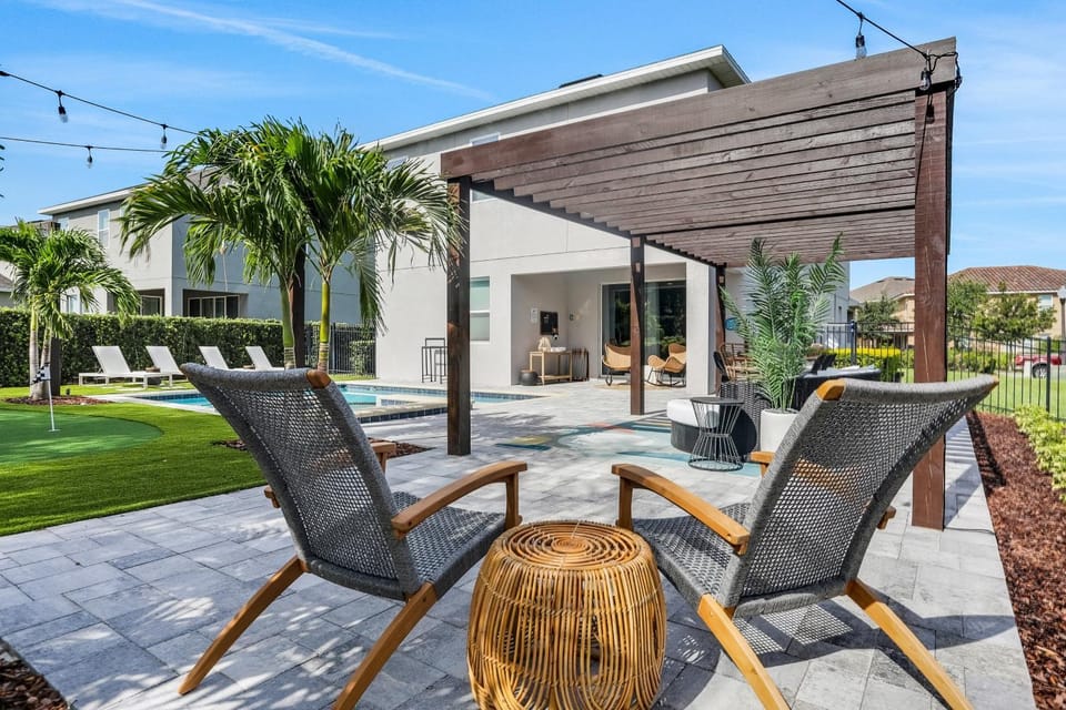 Patio, Day, Seating area, Swimming pool