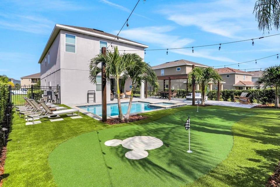Property building, Day, Swimming pool, Swimming pool, sunbed