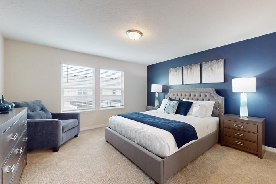 Bed, Photo of the whole room, Seating area, Bedroom