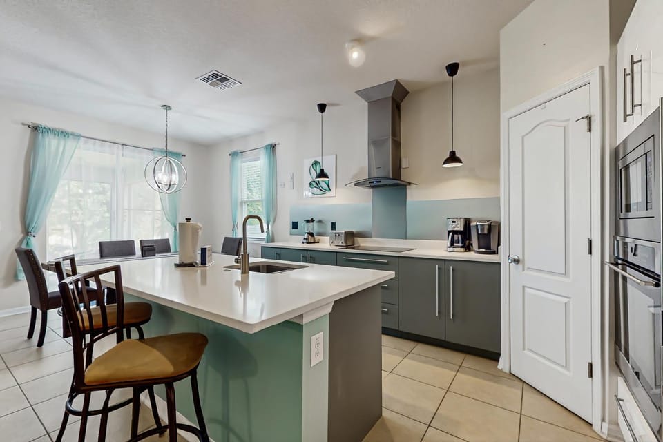 Coffee/tea facilities, Kitchen or kitchenette, Seating area, Dining area