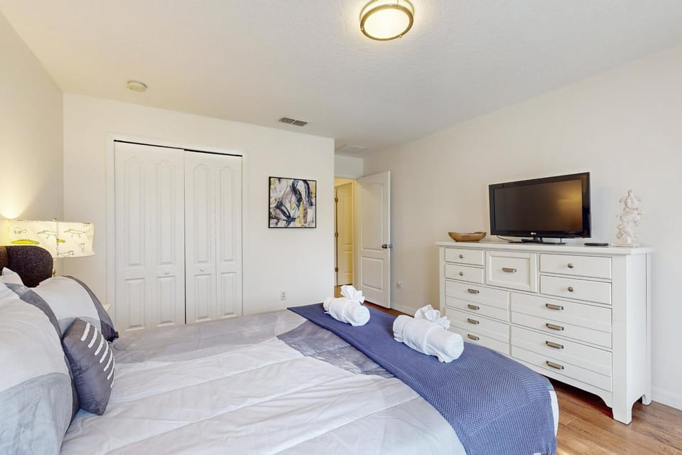 Bed, TV and multimedia, Bedroom