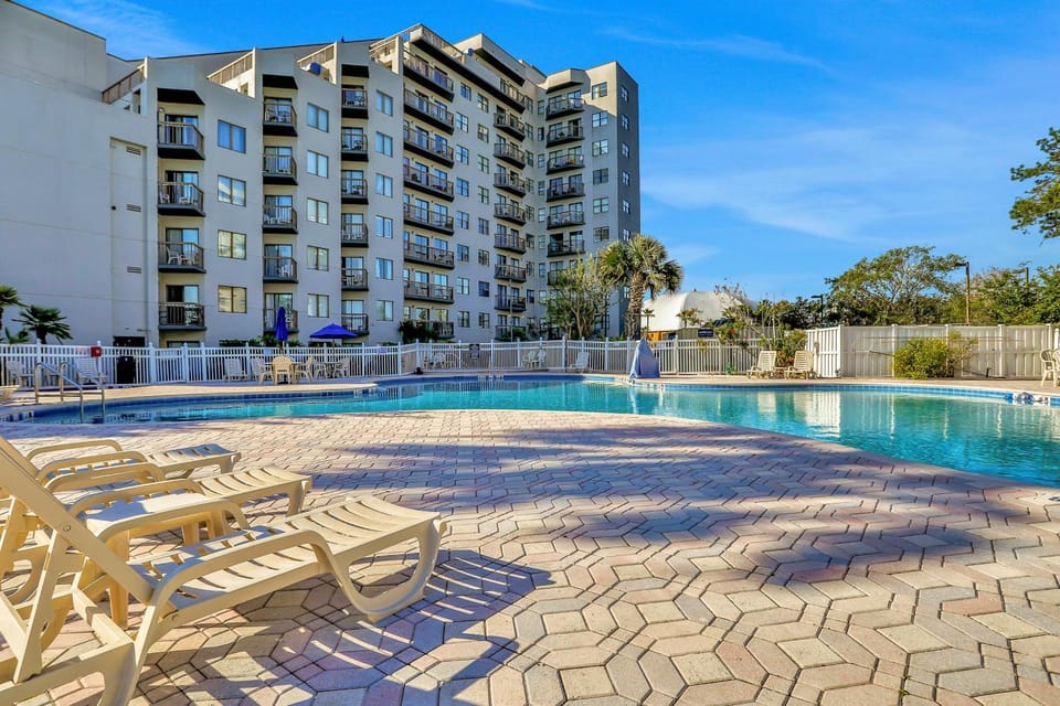 Property building, Day, Pool view, Swimming pool, sunbed