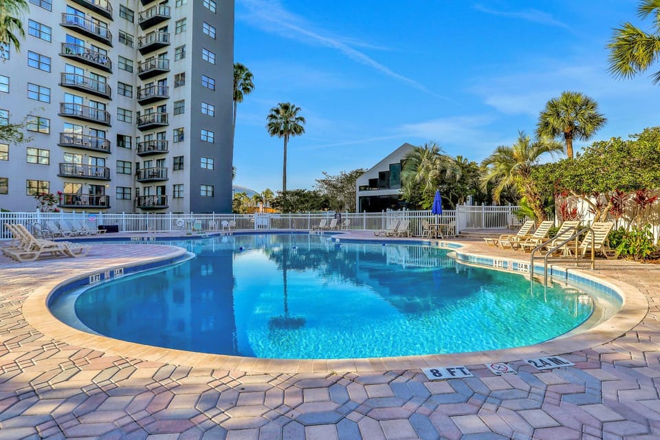 Property building, Day, Pool view, Swimming pool, sunbed