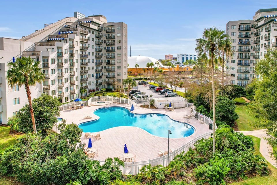 Property building, Day, Natural landscape, City view, Pool view, Swimming pool, Swimming pool, Location, Parking, sunbed