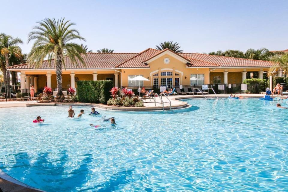 Property building, Day, People, Pool view, Swimming pool, Swimming pool, group of guests, sunbed