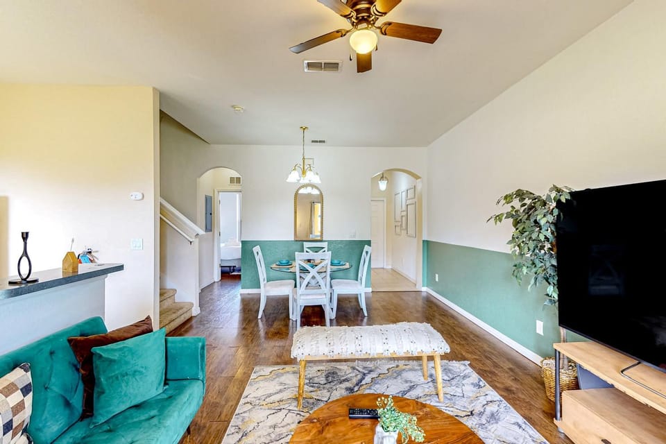 TV and multimedia, Living room, Seating area, Dining area