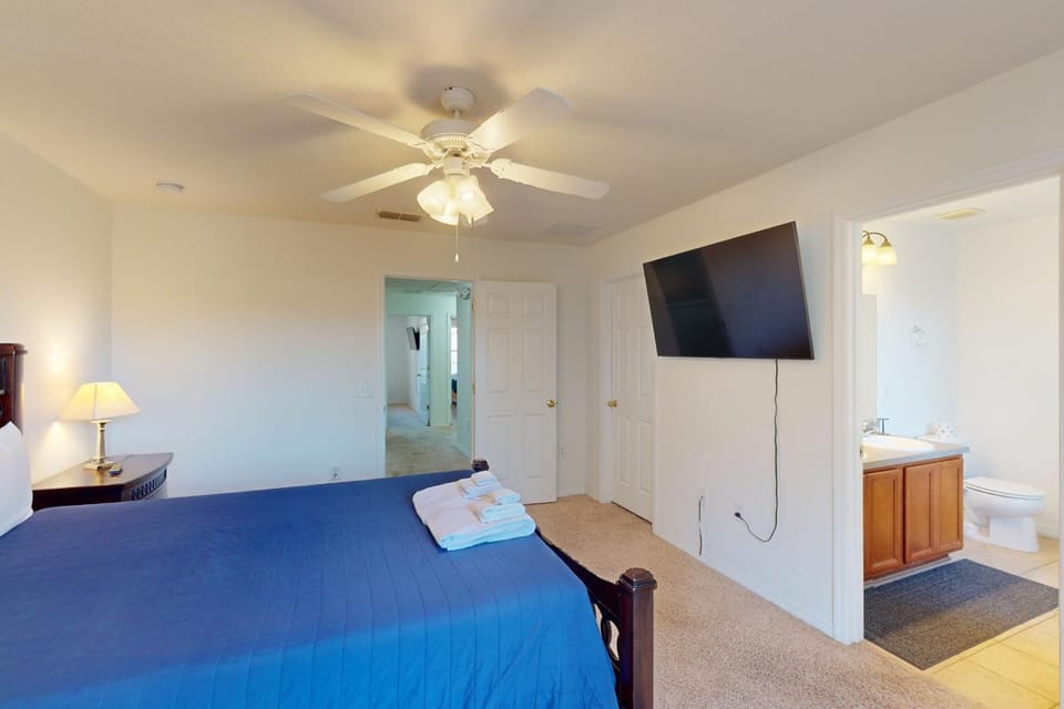 Bed, TV and multimedia, Bedroom