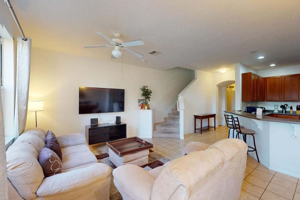 TV and multimedia, Kitchen or kitchenette, Living room, Seating area