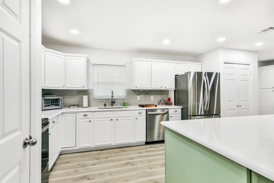 Kitchen or kitchenette, oven