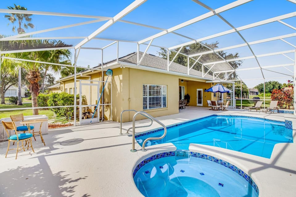 Property building, Day, Swimming pool, Swimming pool, sunbed