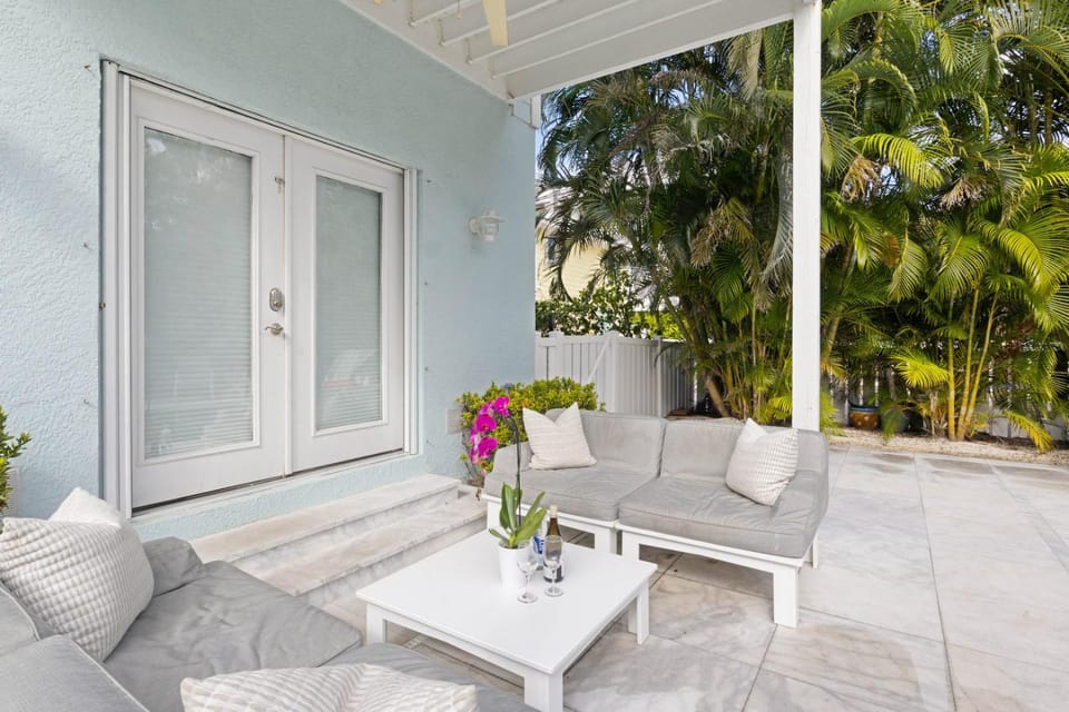 Villa Maria - 1 Block to Pine! 3 Blocks to Beach! Pool, Ping Pong by Anna Maria Life House in Anna Maria Island
