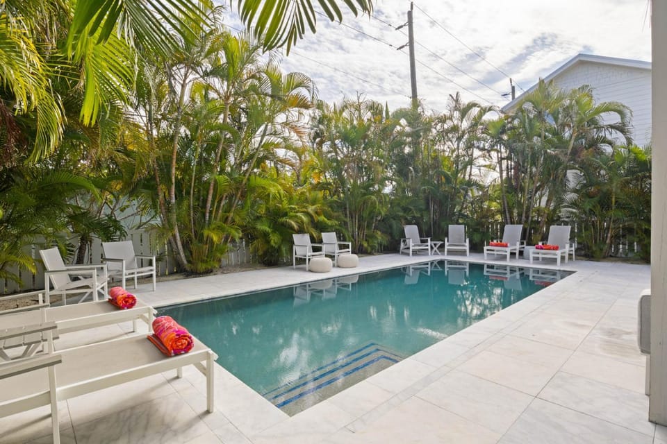 Villa Maria - 1 Block to Pine! 3 Blocks to Beach! Pool, Ping Pong by Anna Maria Life House in Anna Maria Island