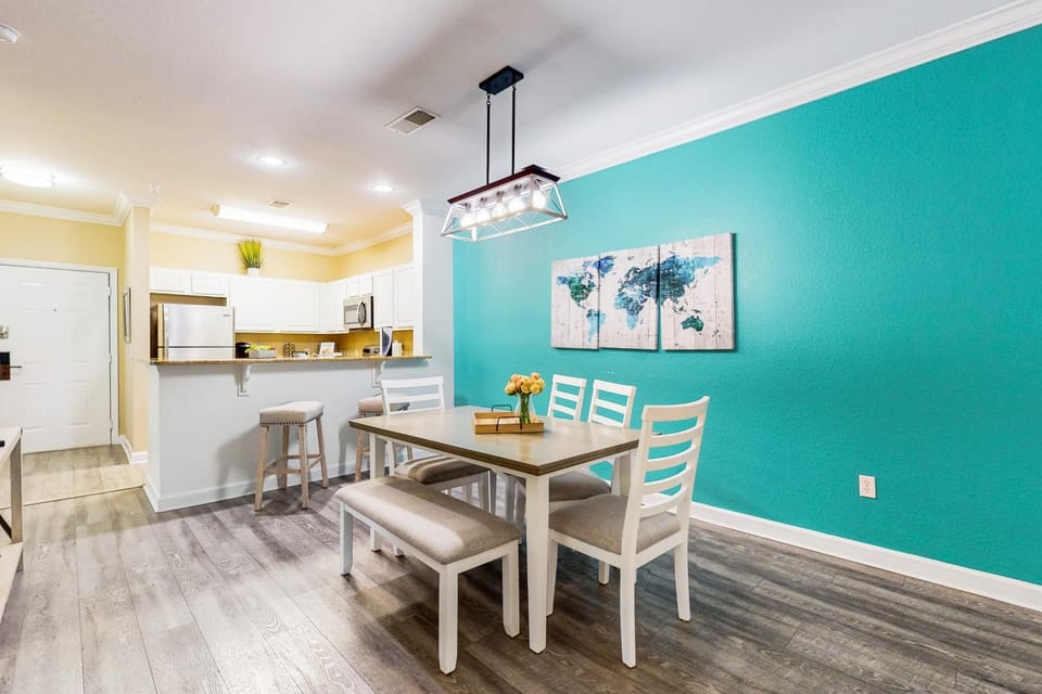 Kitchen or kitchenette, Dining area, minibar, oven, stove