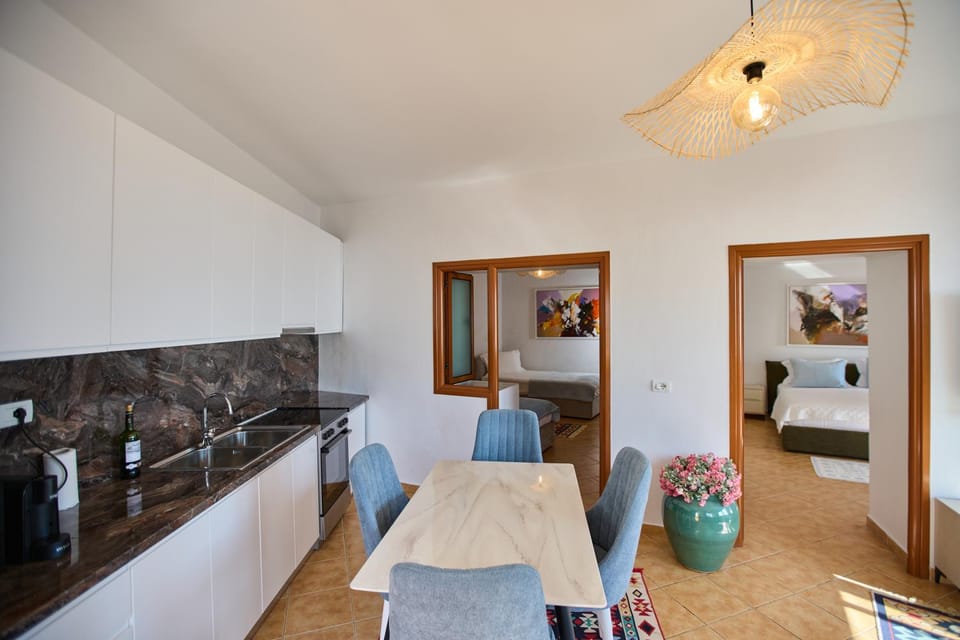 Kitchen or kitchenette, Living room, Seating area, Dining area