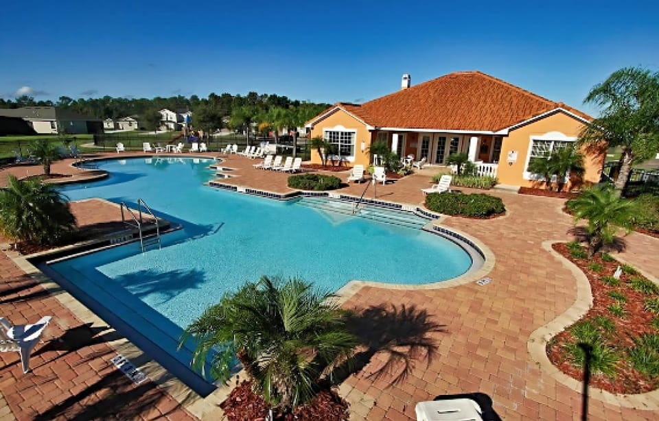 Property building, Day, Swimming pool, sunbed