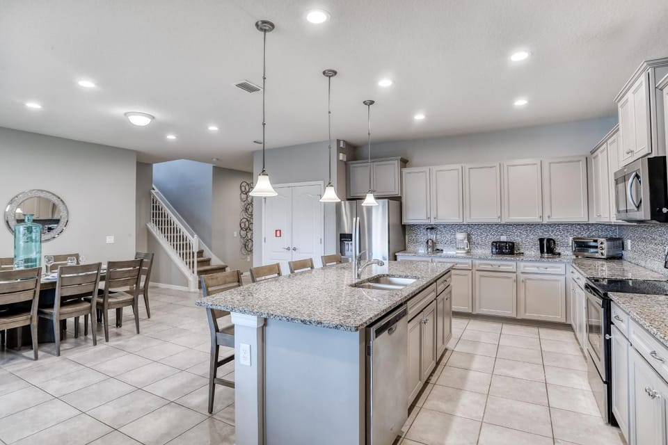 Coffee/tea facilities, Kitchen or kitchenette, Seating area, Dining area