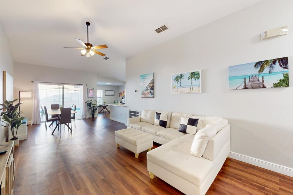 TV and multimedia, Living room, Seating area, Dining area
