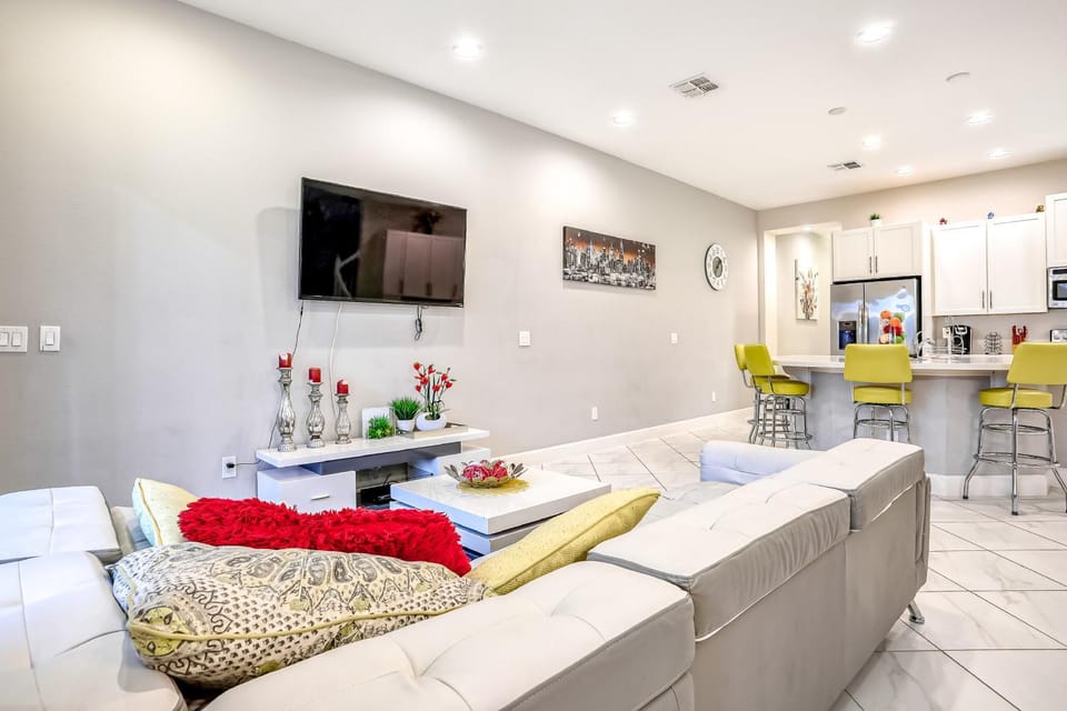 TV and multimedia, Seating area, Dining area
