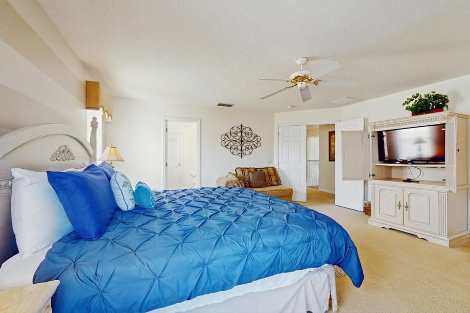 Bed, TV and multimedia, Seating area, Bedroom